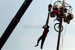 Kesulitan Memanjat Pohon Pinang, Peserta Dibantu Crane Raih Hadiah