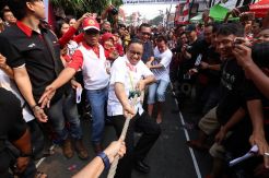Anies Baswedan Ikut Lomba Tarik Tambang di Jalan Jaksa