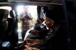 Djan Faridz Antar Mbah Moen Berangkat Haji