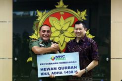 HT Serahkan Hewan Kurban Kepada Pangkostrad