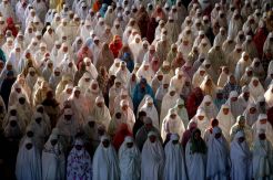 Ribuan Umat Muslim Salat Idul Adha di Masjid Al Akbar Surabaya