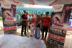 Trans Park Cibubur Bagikan Daging Kurban Pada Warga Sekitar