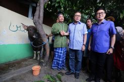 DPP PAN Serahkan Hewan Kurban ke Warga Duren Sawit