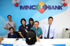 Peringati Hari Pelanggan Nasional, MNC Bank Bagikan Bunga Kepada Nasabah