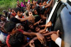 Pengungsi Rohingya Banjiri Perbatasan Bangladesh