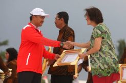 Menpora Serahkan Penghargaan Perusahaan Peduli Olahraga