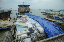Polisi Gagalkan Penyelundupan Ribuan Karung Baju Bekas dari Singapura