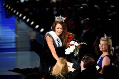 Cantiknya Cara Mund Miss America 2018