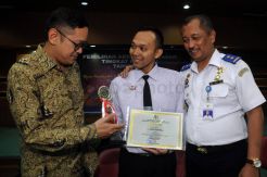 Pengemudi Blue Bird Raih Penghargaan Abdi Yasa Teladan 2017