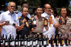Polisi dan Bea Cukai Gagalkan Penyelundupan 5 Kontainer Miras Ilegal