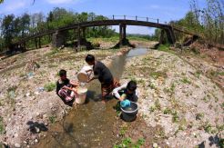 Berburu Air Bersih di Sungai Mluweh