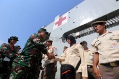 Sambut HUT Ke-72 TNI, KRI dr Soeharso-990 Lakukan Misi Bakti Sosial
