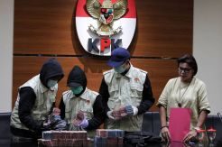 Penyidik Tunjukkan Uang Rp1,15 M dari OTT Cilegon