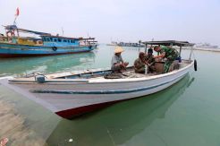 Personel TNI Berikan Layanan Kesehatan di Pulau Tunda