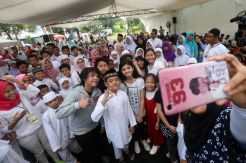 Artis Cilik Sinetron Dunia Terbalik Hibur Anak Yatim di Depok