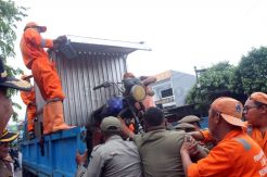 Satpol PP Lakukan Penertiban PKL di Sumur Batu Kemayoran