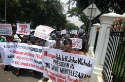 Puluhan Warga Jatisari Bekasi Demo di Depan Istana