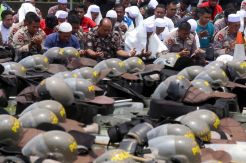 Massa Aksi 229 dan Aparat Keamanan Ikuti Salat Jumat Bersama