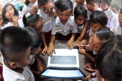 Siswa SD Belajar Akses Internet Sehat