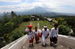 Gunung Agung Awas, Warga Laksanakan Sembahyang Memohon Keselamatan