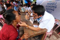 Tim Medis Berikan Bantuan Kesehatan untuk Pengungsi Gunung Agung
