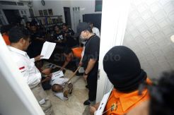 Tersangka Pembunuhan Pasutri di Benhil Jalani Rekonstruksi