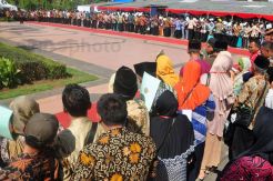 Ribuan Warga Antre Salaman dengan Presiden Jokowi