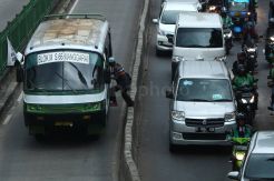 Pelanggaran Lalu Lintas di Jalur Busway Pasar Rumput