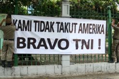 Satpol PP Copot Spanduk Kami Tidak Takut Amerika Bravo TNI