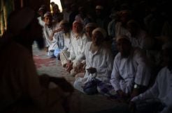 Muslim Rohingya Shalat Jumat di Masjid Kamp Pengungsian