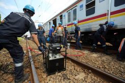 KRL Depok-Jatinegara Anjlok Jelang Masuk Stasiun Jatinegara