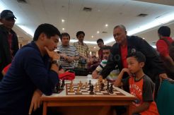 Tiga Ratus Peserta Ikuti Kejuaraan Catur Sambut Hari Pahlawan