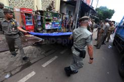Satpol PP Tertibkan PKL di Tebet Jakarta Selatan