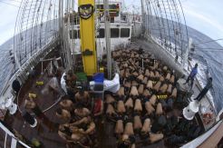 Masuk Perairan Indonesia, Taruna AAL KRI Bima Suci Mandi Khatulistiwa