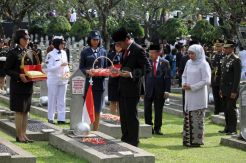 Presiden Jokowi Pimpin Upacara Hari Pahlawan di TMP Kalibata