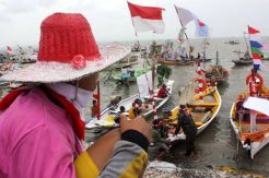 Kemeriahan Parade Perahu Hias di Pantai Kenjeran