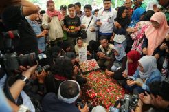 Seniman Senior Laila Sari Dimakamkan di Karet Bivak