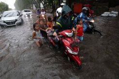 Hujan Lebat Beberapa Jam Akibatkan Banjir di Surabaya