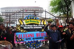 Protes UMK, Buruh Semarang Gelar Longmarch dan Tabur Bunga
