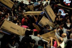 Berebut Belanja Diskon saat Black Friday di Brasil