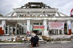 Performance Art Menjaga Rumah Kita, Tolak Pembongkaran Gedung DKS