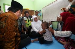 Mensos Serahkan Bantuan untuk Korban Angin Puting Beliung di Sidoarjo