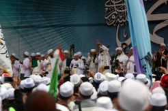 Ribuan Muslim Hadiri Perayaan Maulid Nabi di Monas