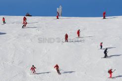 Santa Klaus Bermain Ski di Pegunungan Alpen