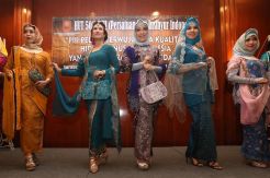 Fashion Show Batik Perpaduan Jawa dan India di HUT Ke-50 PIII
