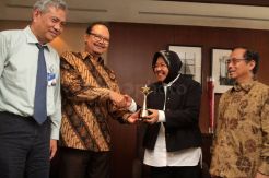 Risma Raih Anugerah Pandu Negeri 2017