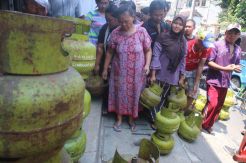Warga Sumur Batu Antre Gas Elpiji
