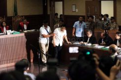 Mengeluh Sakit, Sidang Perdana Setya Novanto Diskors