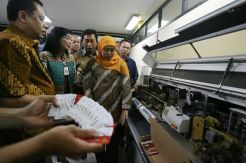 Mensos Tinjau Percetakan Kartu Keluarga Sejahtera
