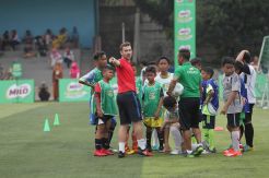 Pelatih FCBEscola Latih Peserta MILO Football Clinic Day